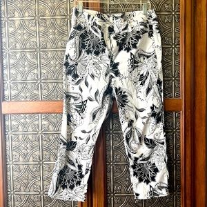 Chicos black and white capri euc